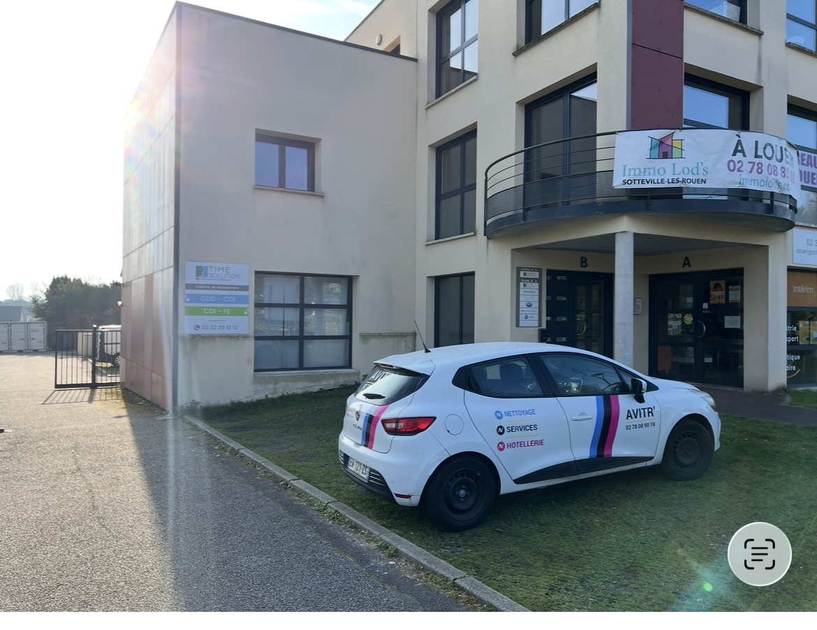 Véhicule aux couleurs d’AVITR’ devant un bâtiment à Saint-Étienne-du-Rouvray